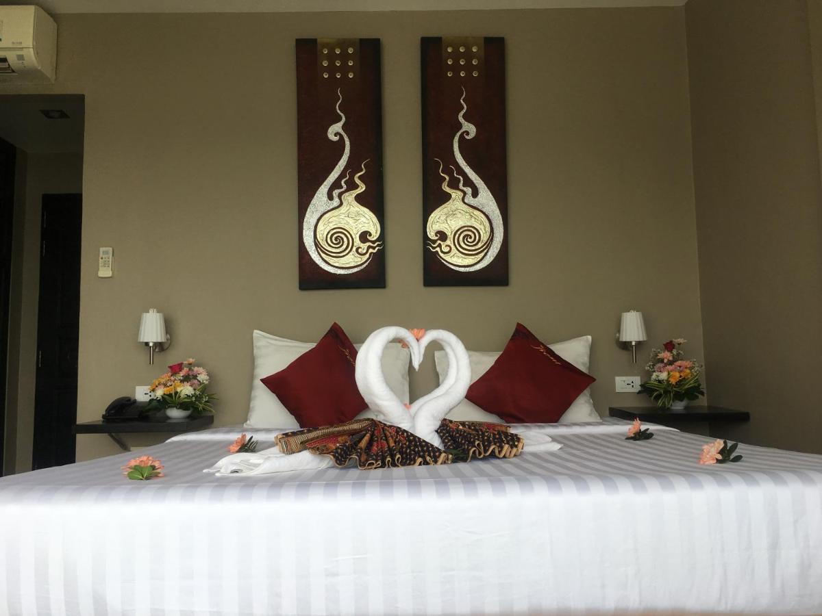 The Front Hotel And Apartments Patong Bagian luar foto