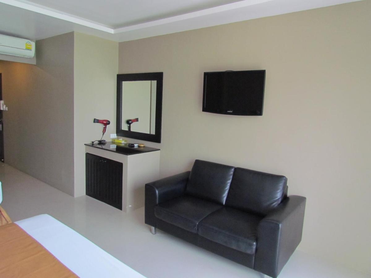The Front Hotel And Apartments Patong Bagian luar foto